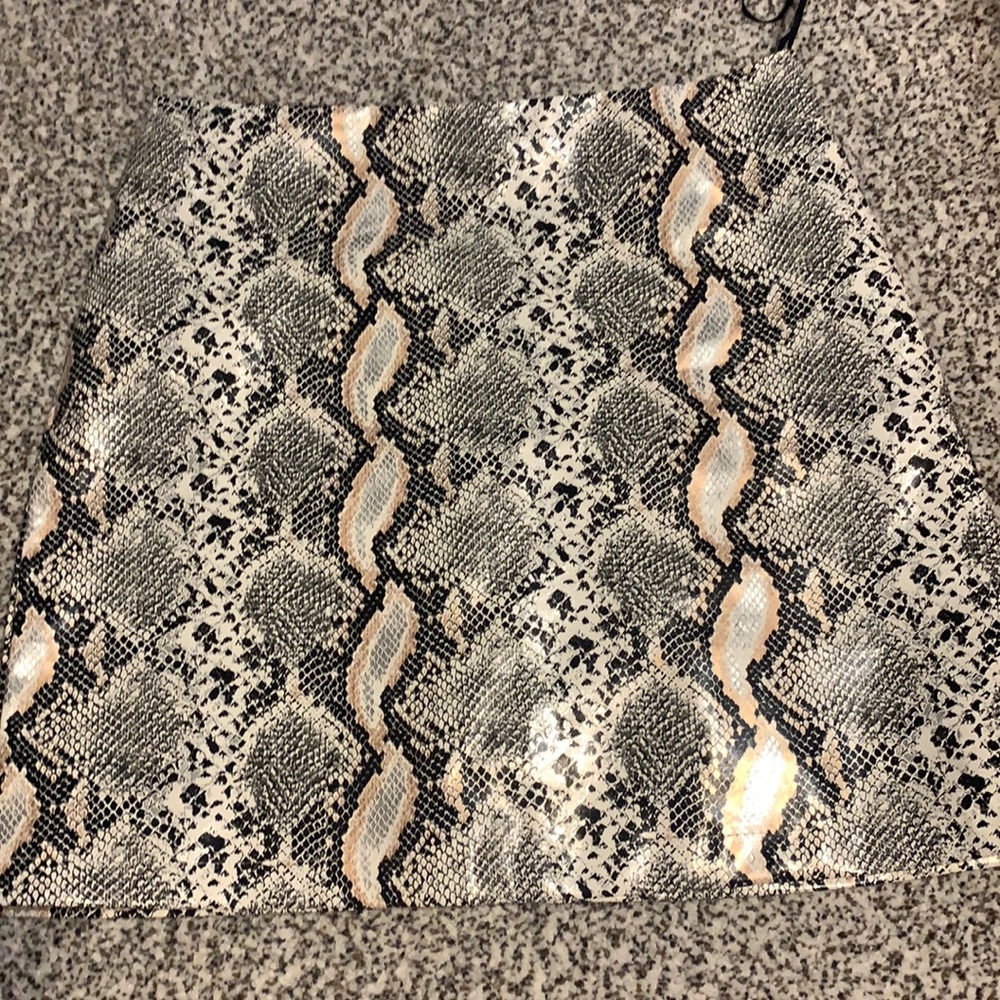 Snakeprint skirt